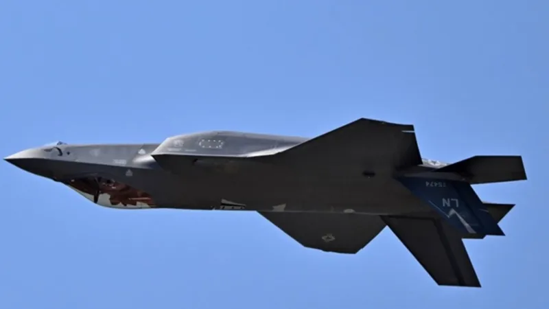 Hindistan'da İngiliz F-35 savaş uçağı yakıt sıkıntısı nedeniyle acil iniş yaptı