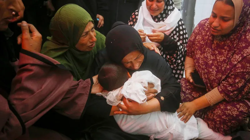 İsrail, Gazze'de yerinden edilmiş sivillerin sığındığı okulları vurdu: En az 20 ölü