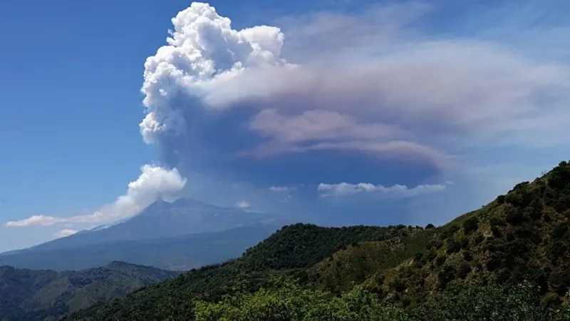 İtalya'da Etna paniği! Kül ve lav püskürtmeye başladı