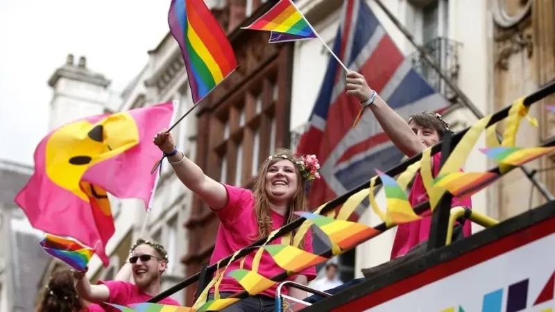 İngiltere'den LGBT Kararı! Kadın Futbolunda Şok Yasak