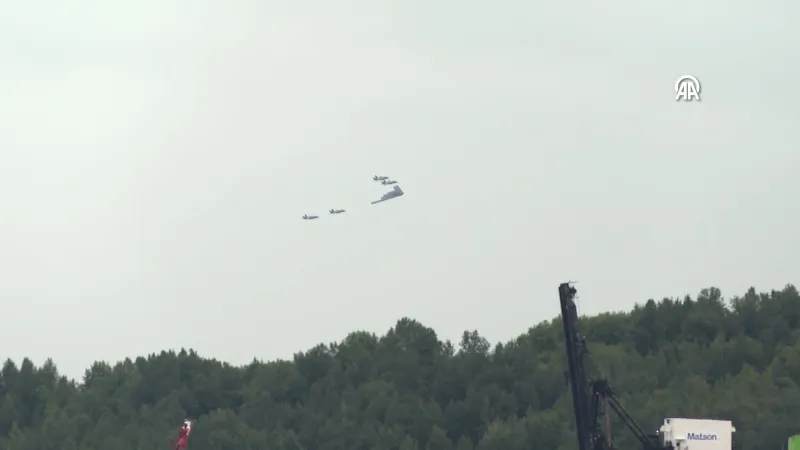 Putin’in Alaska’ya B-2 bombardıman uçağı eşliğinde gelmesi gündem oldu
