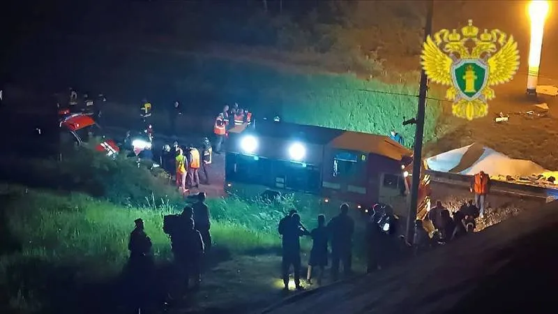 Rusya'da otoyol köprüsü, yolcu treninin üzerine çöktü: 7 kişi öldü