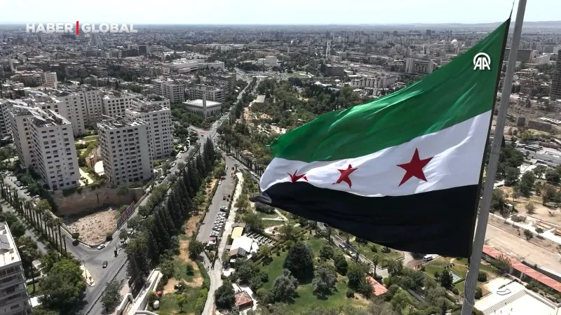 Suriye’nin en büyük bayrağı göndere çekildi