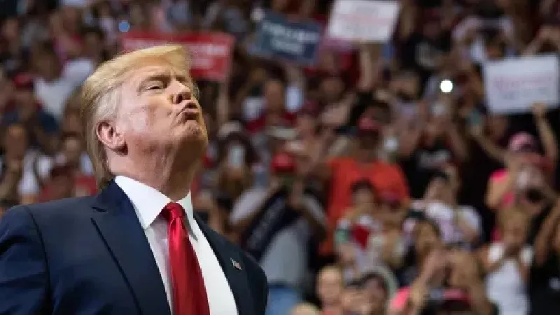 Trump, California'nın benzinli araçları kaldırma düzenlemesini bloke eden imzayı attı