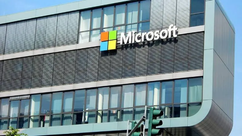 Windows 95'in ikonik açılış sesinin bestecisinden Microsoft'a açık mektup: İsrail'e yapay zekâ satmak suç ortaklığıdır; açılış sesinin geliri Gazze'ye gidecek